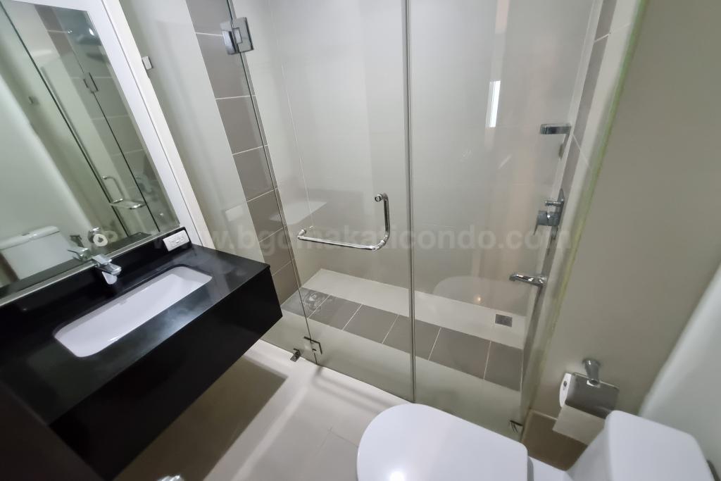Master's toilet and bath of 2-bedroom condominium unit at Kroma Tower