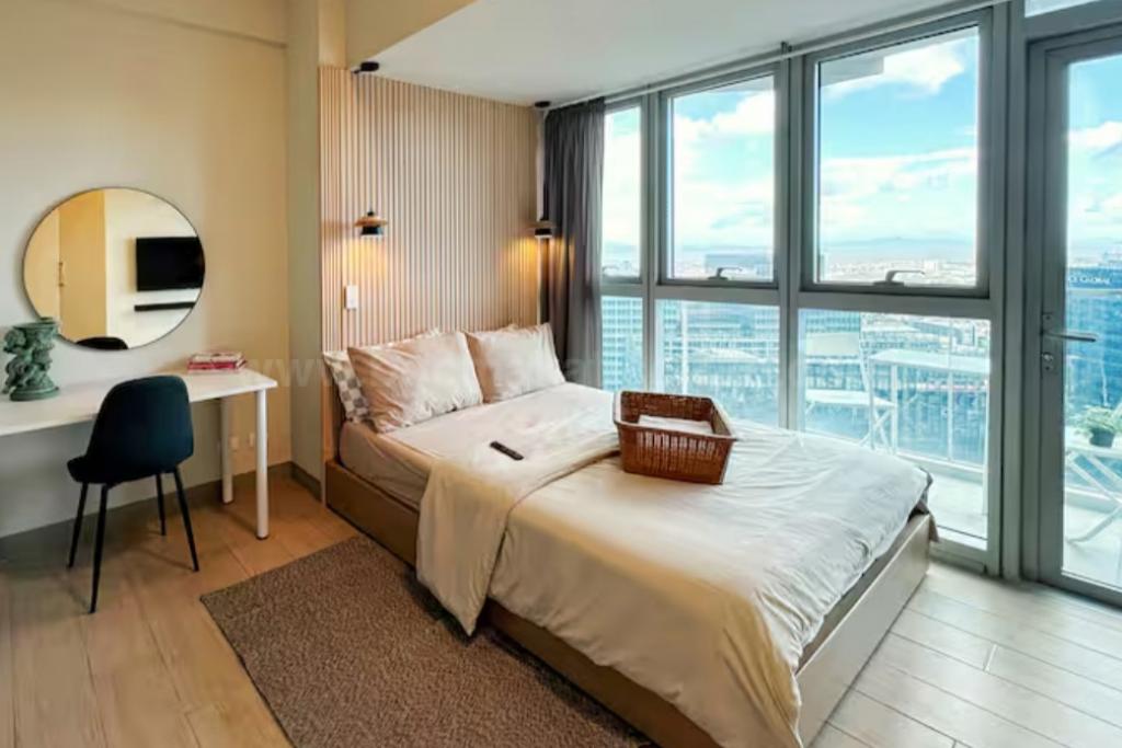 Bedroom of 1-bedroom condo unit at Uptown Parksuites