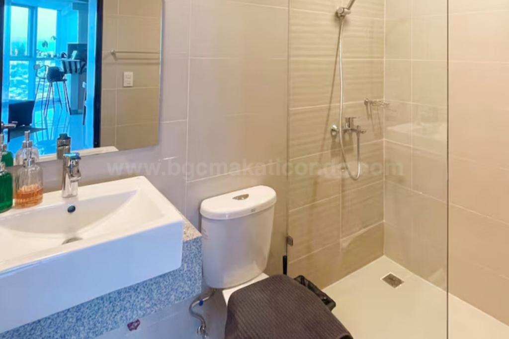 Toilet and bath of 1-bedroom condo unit at Uptown Parksuites