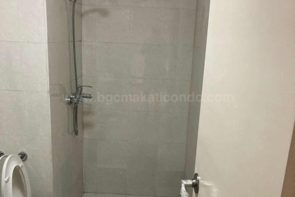 Toilet and bath of 1-bedroom condominium unit at Bellagio Tower 3 Toilet and bath of 1-bedroom condominium unit at Bellagio Tower 3