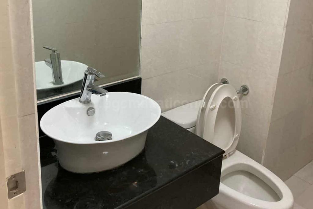 Toilet and bath of 1-bedroom condominium unit at Bellagio Tower 3 Toilet and bath of 1-bedroom condominium unit at Bellagio Tower 3