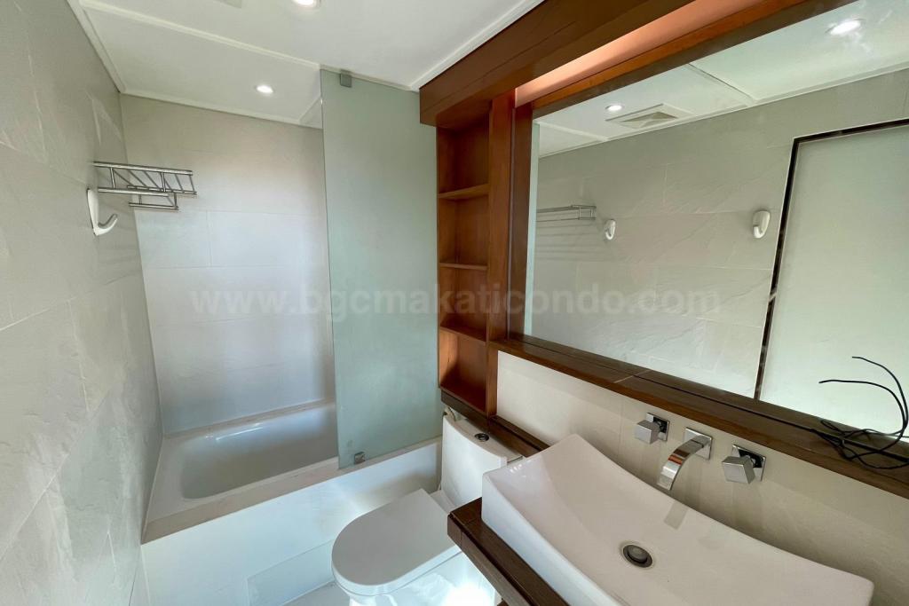 Master's toilet and bath of 2-bedroom condo unit at Bonifacio Ridge