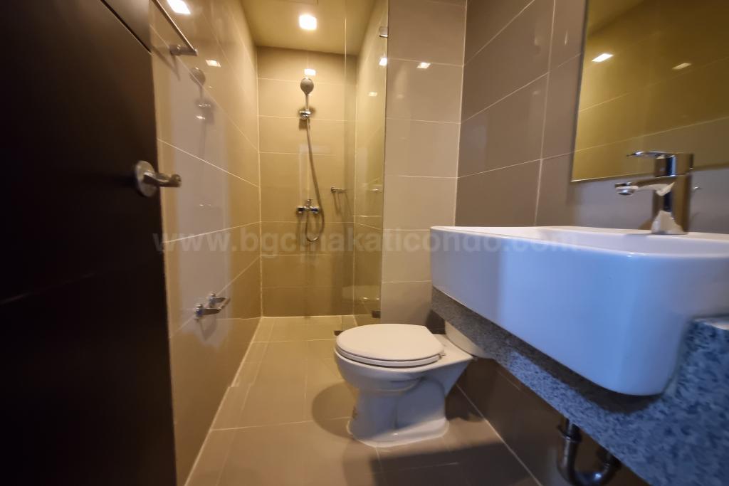 Common toilet and bath of 2-bedroom condo unit at Uptown Parksuites tower 1