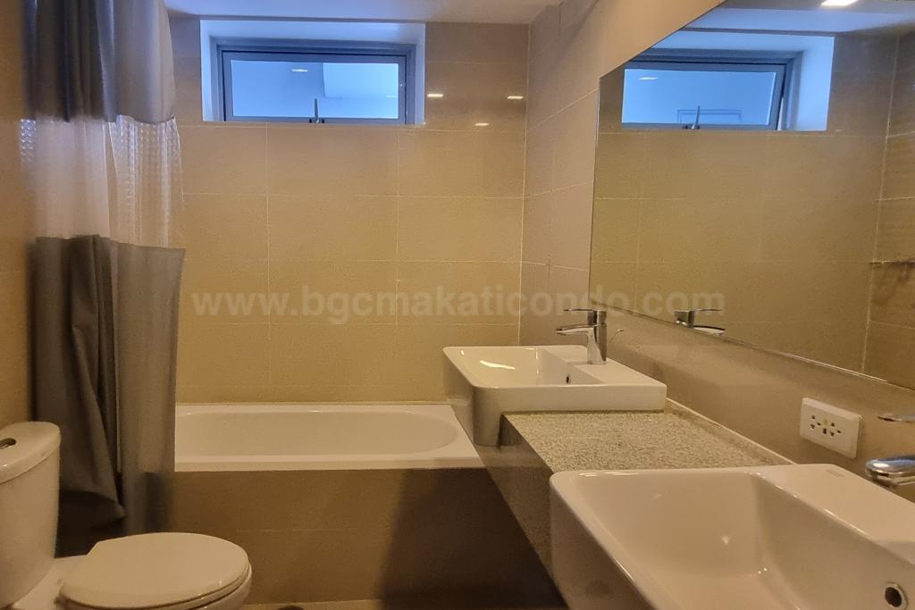 Master's toilet and bath of 2-bedroom condo unit at Uptown Parksuites tower 1