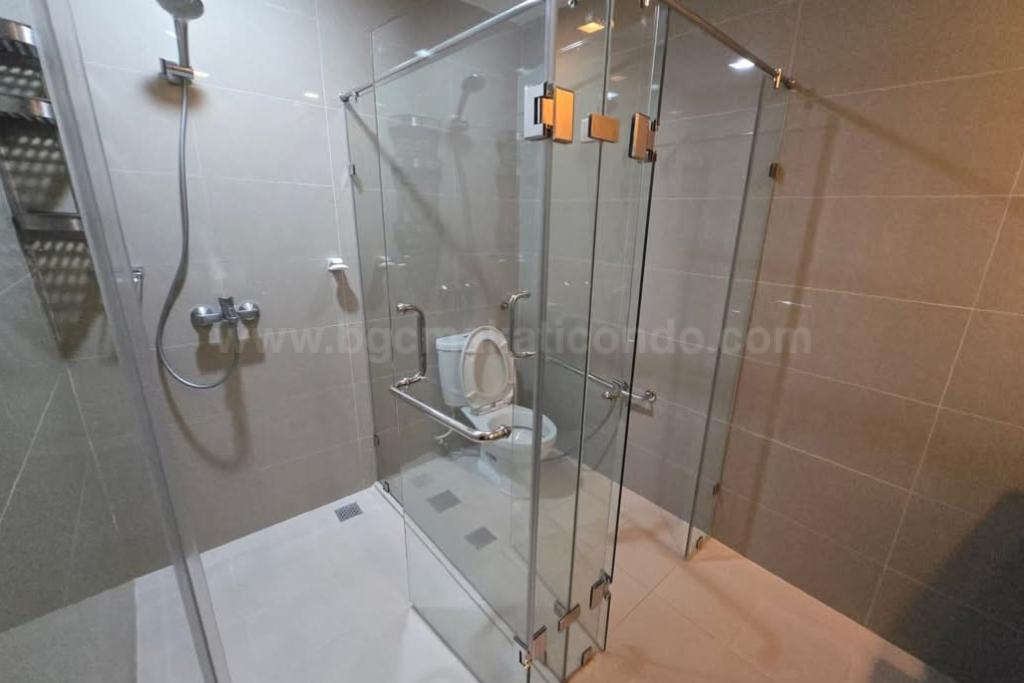 Common toilet and bath of 3-bedroom condo unit at Uptown Parksuites tower 2