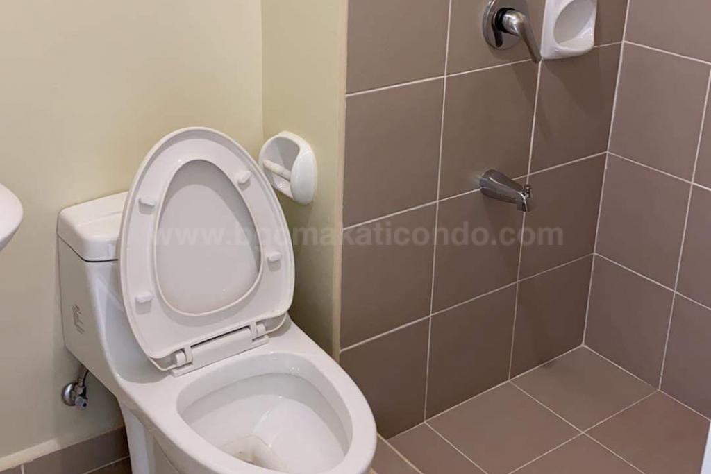 Toilet and bath of studio unit at Avida Towers One Union Place tower 3