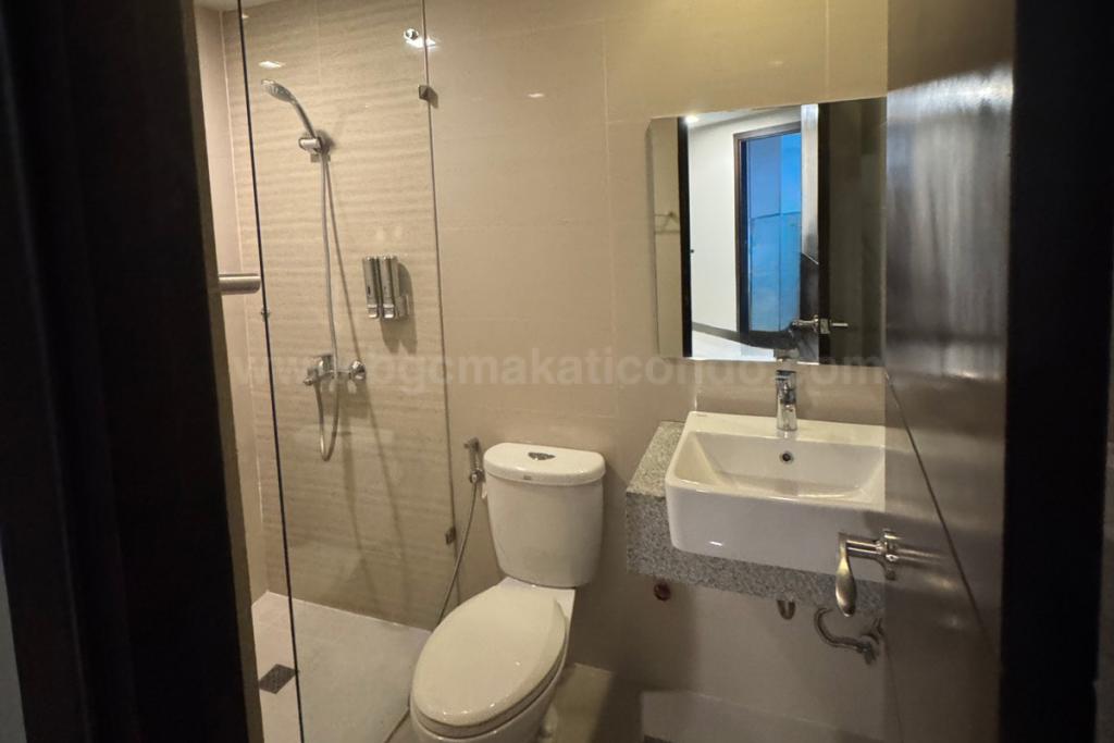 Toilet and bath of 2-bedroom condo unit at Uptown Parksuites tower 2