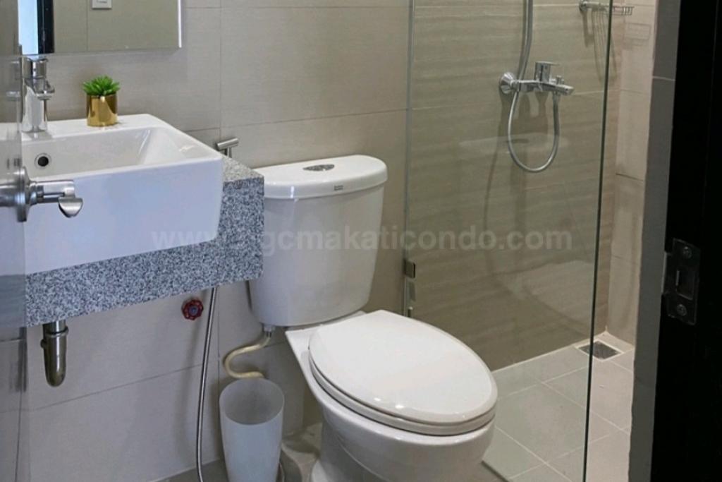 Toilet and bath of 1-bedroom condo unit at Uptown Parksuites tower 2