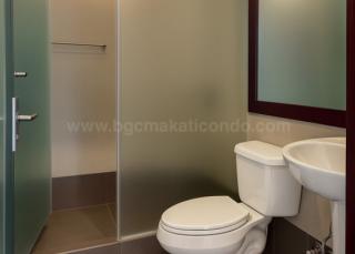 Toilet nd bath of 3-bedroom condo unit at Kensington Place