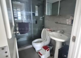 Master's toilet and bath of 2-bedroom condo unit at Bonifacio Ridge