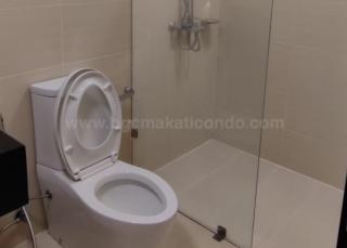 Toilet and bath of studio condo unit at Verve Residences