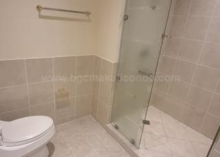  Entertainment room toilet and bath of 4-bedroom bi-level penthouse unit at Pacific Plaza Towers