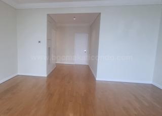 Master's bedroom of 4-bedroom bi-level penthouse unit at Pacific Plaza Towers