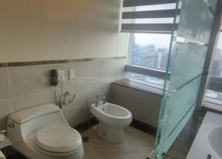 Master's toilet and bath of 4-bedroom bi-level penthouse unit at Pacific Plaza Towers