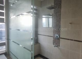 Master's toilet and bath of 4-bedroom bi-level penthouse unit at Pacific Plaza Towers