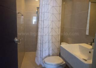 Common toilet and bath of 1-bedroom condo unit at Uptown Parksuites tower 1