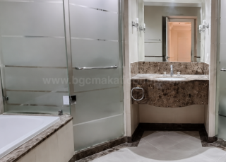 Master's toilet and bath of 3-bedroom condo unit at Pacific Plaza Towers