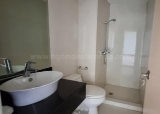 Toilet and bath of 1-bedroom condominium unit at Bellagio Tower 3