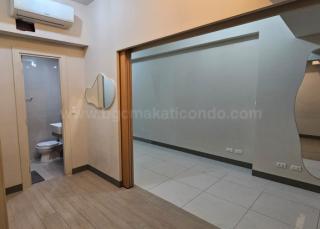 Bedroom of executive 1-bedroom condo unit at Uptown Parksuites tower 2