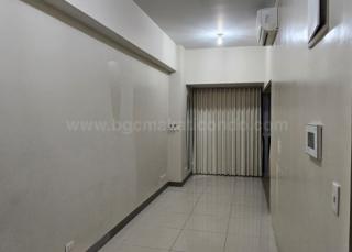 Living area of executive 1-bedroom condo unit at Uptown Parksuites tower 2