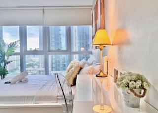 Master's bedroom of executive 2-bedroom condo unit at Uptown Parksuites tower 1