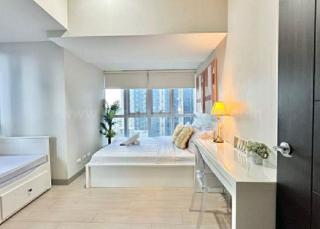 Master's bedroom of executive 2-bedroom condo unit at Uptown Parksuites tower 1
