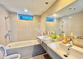 Toilet and bath of executive 2-bedroom condo unit at Uptown Parksuites tower 1
