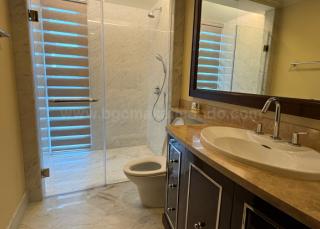 Bedroom 1 toilet and bath of 4-bedroom condo unit at Discovery Primea