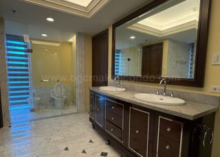Master's bedroom double vanity of 4-bedroom condo unit at Discovery Primea