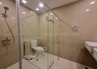 Common toilet and bath of 3-bedroom unit at Uptown Parksuites tower 2