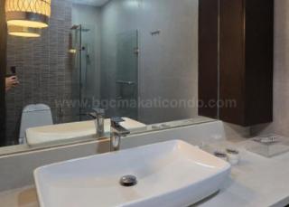 Master's toilet and bath of 2-bedroom condo unit at Crescent Park Residences