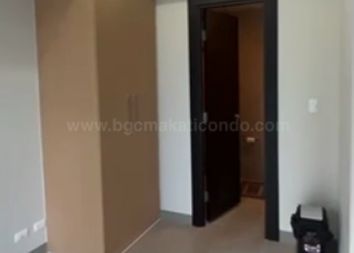 Built-in wardrobe of 1 bedroom unit at Uptown Parksuites tower 1