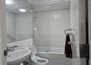 Master toilet and bath of 2-bedroom condo unit at Bonifacio Ridge