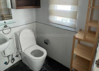 Toilet and bath 1 of 3-bedroom condo unit at Two Serendra The Red Oak Tower