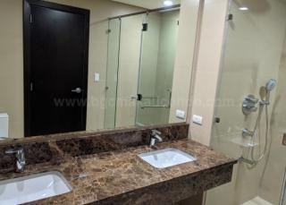 Master's toilet and bath of 2-bedroom condo unit at Garden Towers