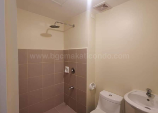 Toilet and bath of studio Avida Towers One Union Place tower 3