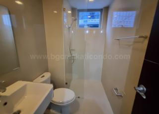 Toilet and bath of 1-bedroom condo unit at Uptown Parksuites