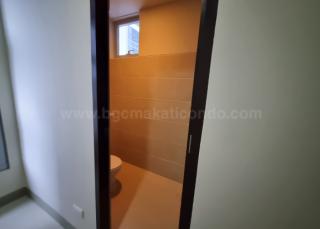 Ensuite toilet and bath of 1-bedroom condo unit at Uptown Parksuites