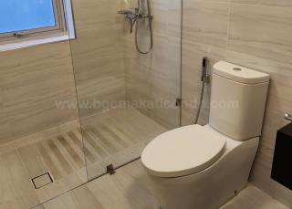 Toilet and bath of 1-bedroom condo unit at Verve Residences
