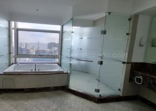 Master's toilet and bath of 4-bedroom condo unit at Pacific Plaza Towers