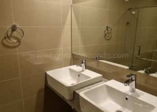 Common bathroom sinks of 3-bedroom unit at Uptown Parksuites tower 2