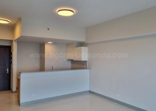 Living area adjoing kitchen area of 3-bedroom unit at Uptown Parksuites tower 2