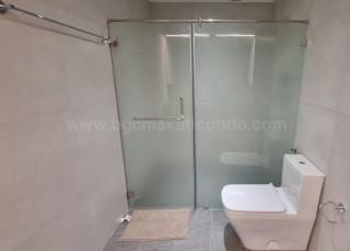 Master's toilet and bath of 2-bedroom condo unit at West Gallery Place
