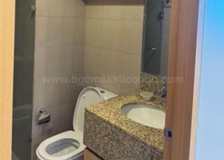Common toilet and bath of 1-bedroom condo unit at Times Square West