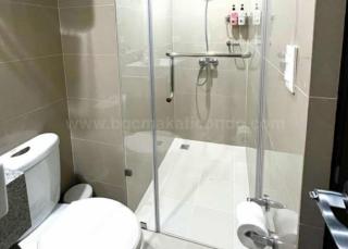 Common toilet and bath of 2-bedroom condo unit at Uptown Parksuites tower 2
