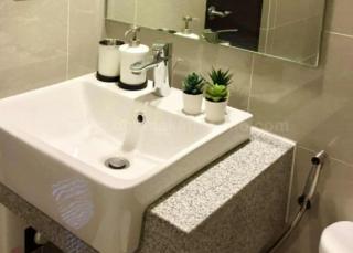 Toilet and bath of 1-bedroom condo unit at Uptown Parksuites tower 1