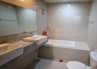 Master's toilet and bath of 3-bedroom condo unit at Uptown Parksuites tower 2