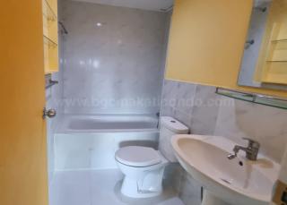 Master's toilet and bath of 2-bedroom condo unit at Bonifacio Ridge