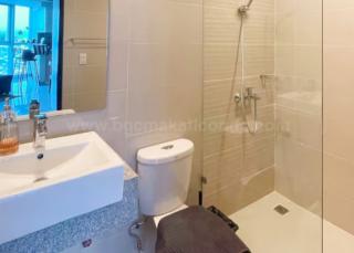 Toilet and bath of 1-bedroom condo unit at Uptown Parksuites