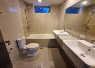 Master's toilet and bath of 2-bedroom condo unit at Uptown Parksuites tower 1